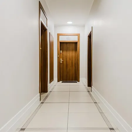 Cozy With Gym In The Center *